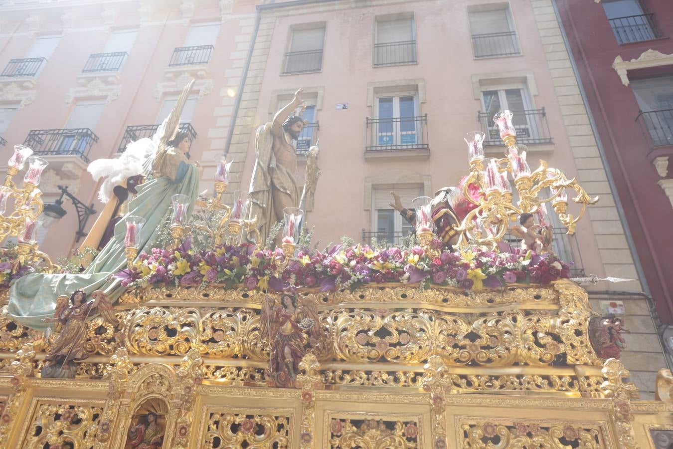 El paso de palio de Santa María del Triunfo es el último en recogerse, poniéndose con él fin a la Semana Santa de Granada cada año. Llama la atención, en el exorno floral del palio, la utilización que se hace no solo de flores, sino también de distintas frutas como manzanas, uvas, etc. Álvaro Abril es su creador.