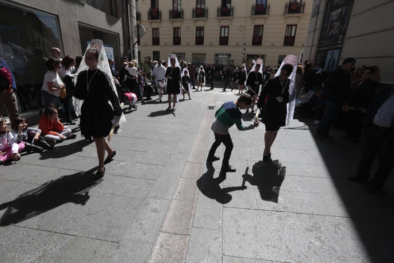 El paso de palio de Santa María del Triunfo es el último en recogerse, poniéndose con él fin a la Semana Santa de Granada cada año. Llama la atención, en el exorno floral del palio, la utilización que se hace no solo de flores, sino también de distintas frutas como manzanas, uvas, etc. Álvaro Abril es su creador.