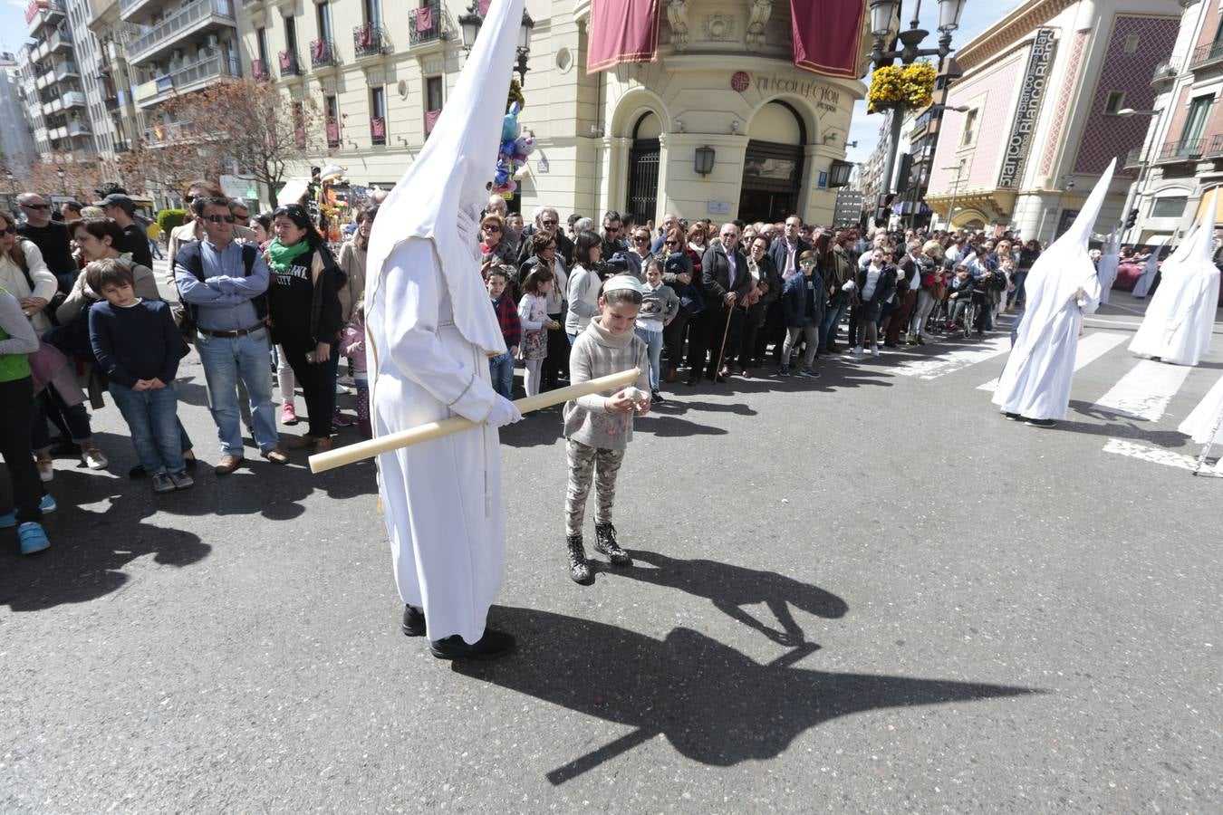 El paso de palio de Santa María del Triunfo es el último en recogerse, poniéndose con él fin a la Semana Santa de Granada cada año. Llama la atención, en el exorno floral del palio, la utilización que se hace no solo de flores, sino también de distintas frutas como manzanas, uvas, etc. Álvaro Abril es su creador.