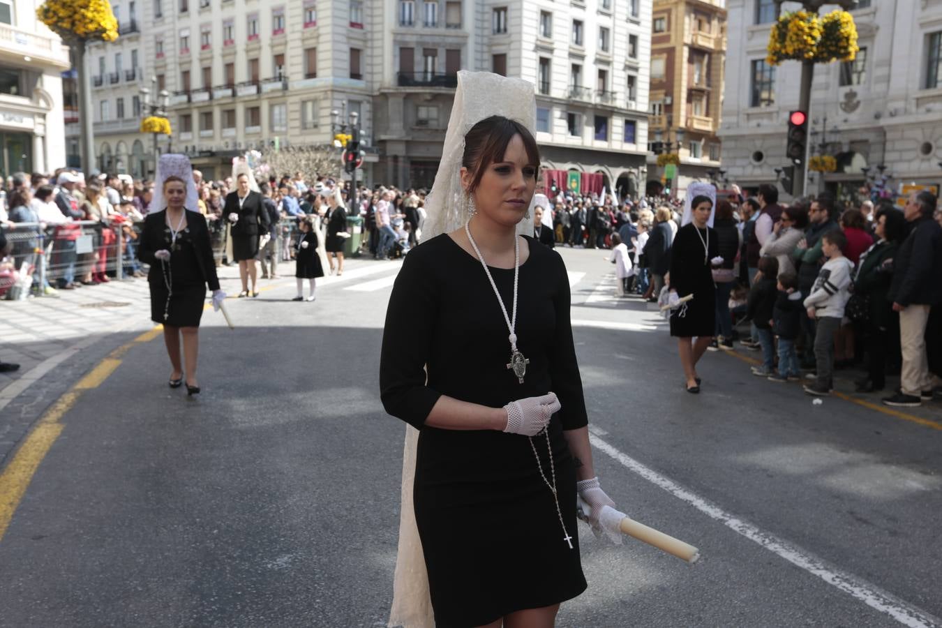 El paso de palio de Santa María del Triunfo es el último en recogerse, poniéndose con él fin a la Semana Santa de Granada cada año. Llama la atención, en el exorno floral del palio, la utilización que se hace no solo de flores, sino también de distintas frutas como manzanas, uvas, etc. Álvaro Abril es su creador.