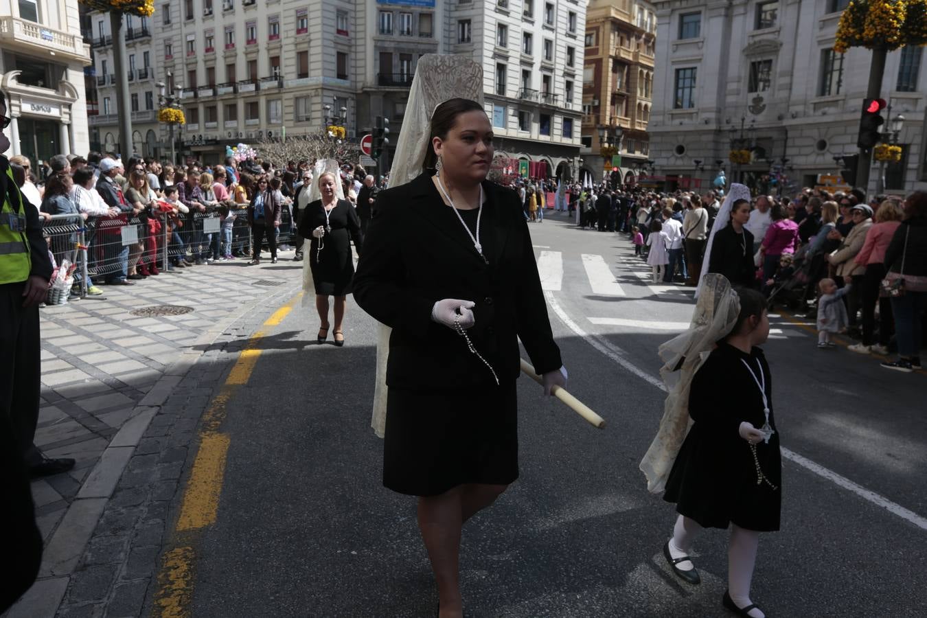 El paso de palio de Santa María del Triunfo es el último en recogerse, poniéndose con él fin a la Semana Santa de Granada cada año. Llama la atención, en el exorno floral del palio, la utilización que se hace no solo de flores, sino también de distintas frutas como manzanas, uvas, etc. Álvaro Abril es su creador.