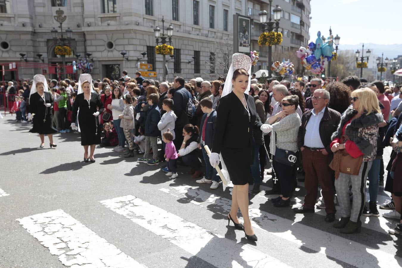 El paso de palio de Santa María del Triunfo es el último en recogerse, poniéndose con él fin a la Semana Santa de Granada cada año. Llama la atención, en el exorno floral del palio, la utilización que se hace no solo de flores, sino también de distintas frutas como manzanas, uvas, etc. Álvaro Abril es su creador.