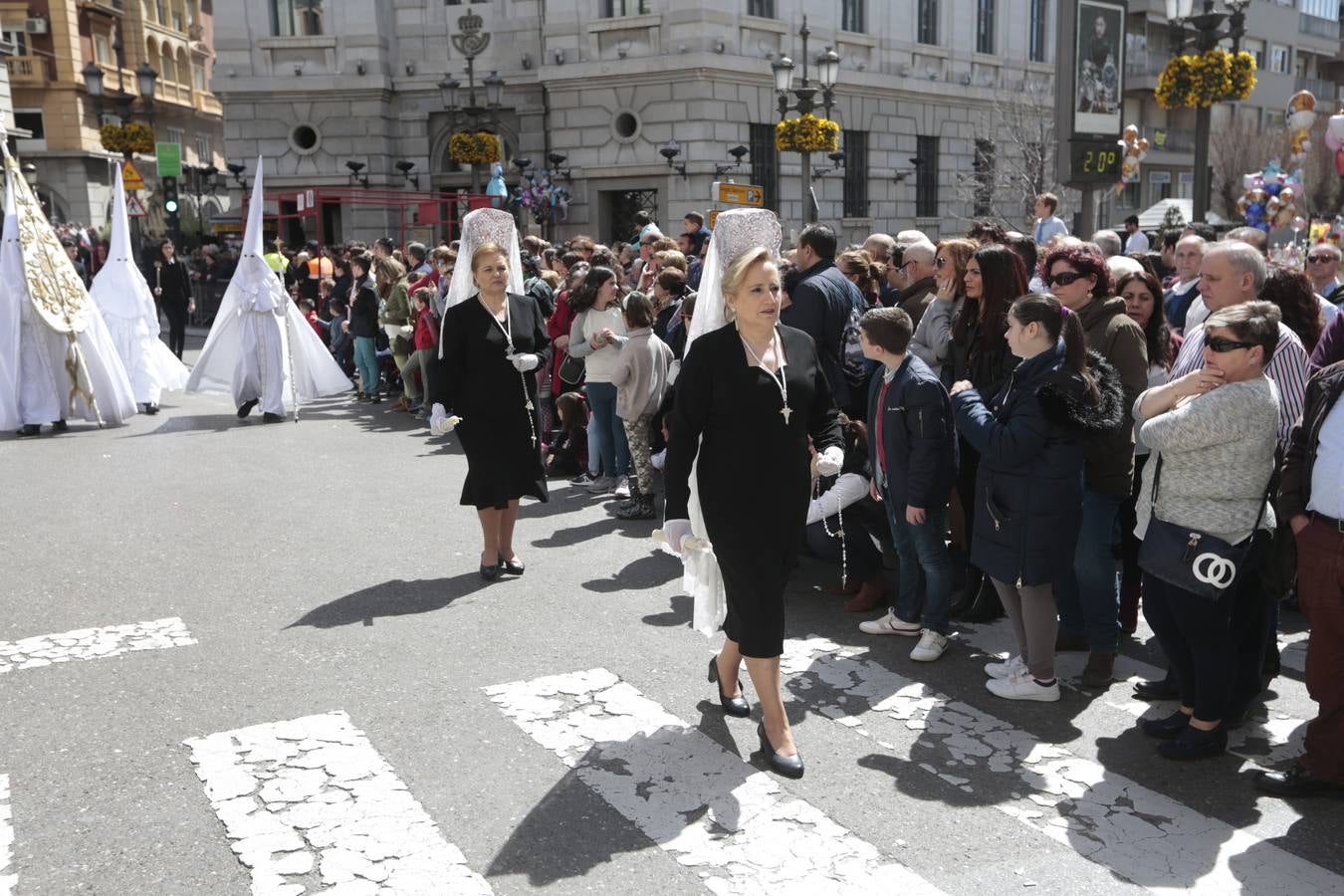 El paso de palio de Santa María del Triunfo es el último en recogerse, poniéndose con él fin a la Semana Santa de Granada cada año. Llama la atención, en el exorno floral del palio, la utilización que se hace no solo de flores, sino también de distintas frutas como manzanas, uvas, etc. Álvaro Abril es su creador.