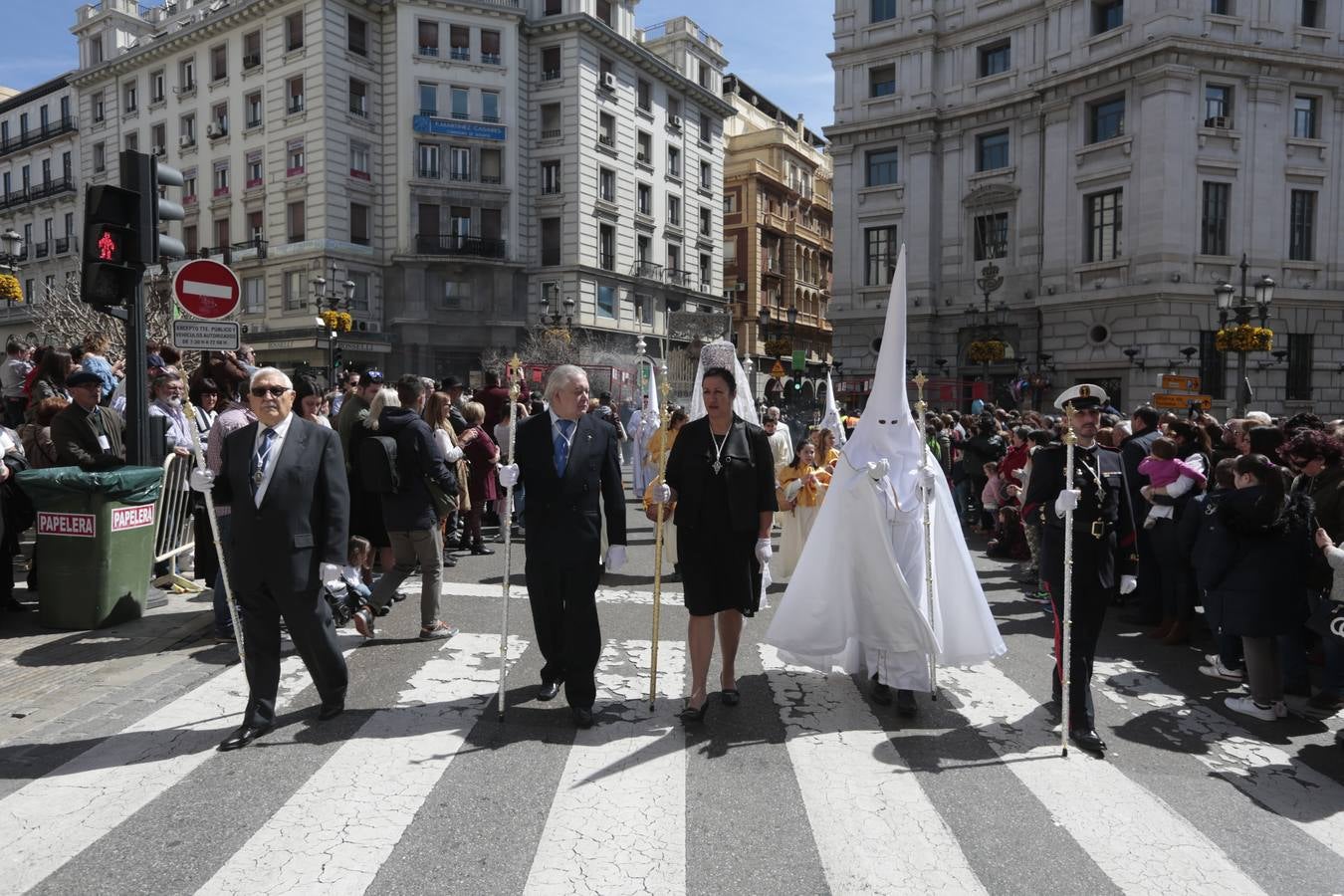 El paso de palio de Santa María del Triunfo es el último en recogerse, poniéndose con él fin a la Semana Santa de Granada cada año. Llama la atención, en el exorno floral del palio, la utilización que se hace no solo de flores, sino también de distintas frutas como manzanas, uvas, etc. Álvaro Abril es su creador.