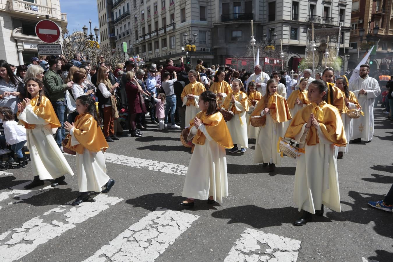 El paso de palio de Santa María del Triunfo es el último en recogerse, poniéndose con él fin a la Semana Santa de Granada cada año. Llama la atención, en el exorno floral del palio, la utilización que se hace no solo de flores, sino también de distintas frutas como manzanas, uvas, etc. Álvaro Abril es su creador.