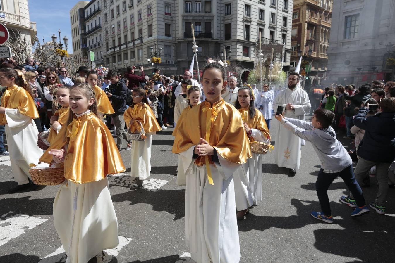 El paso de palio de Santa María del Triunfo es el último en recogerse, poniéndose con él fin a la Semana Santa de Granada cada año. Llama la atención, en el exorno floral del palio, la utilización que se hace no solo de flores, sino también de distintas frutas como manzanas, uvas, etc. Álvaro Abril es su creador.