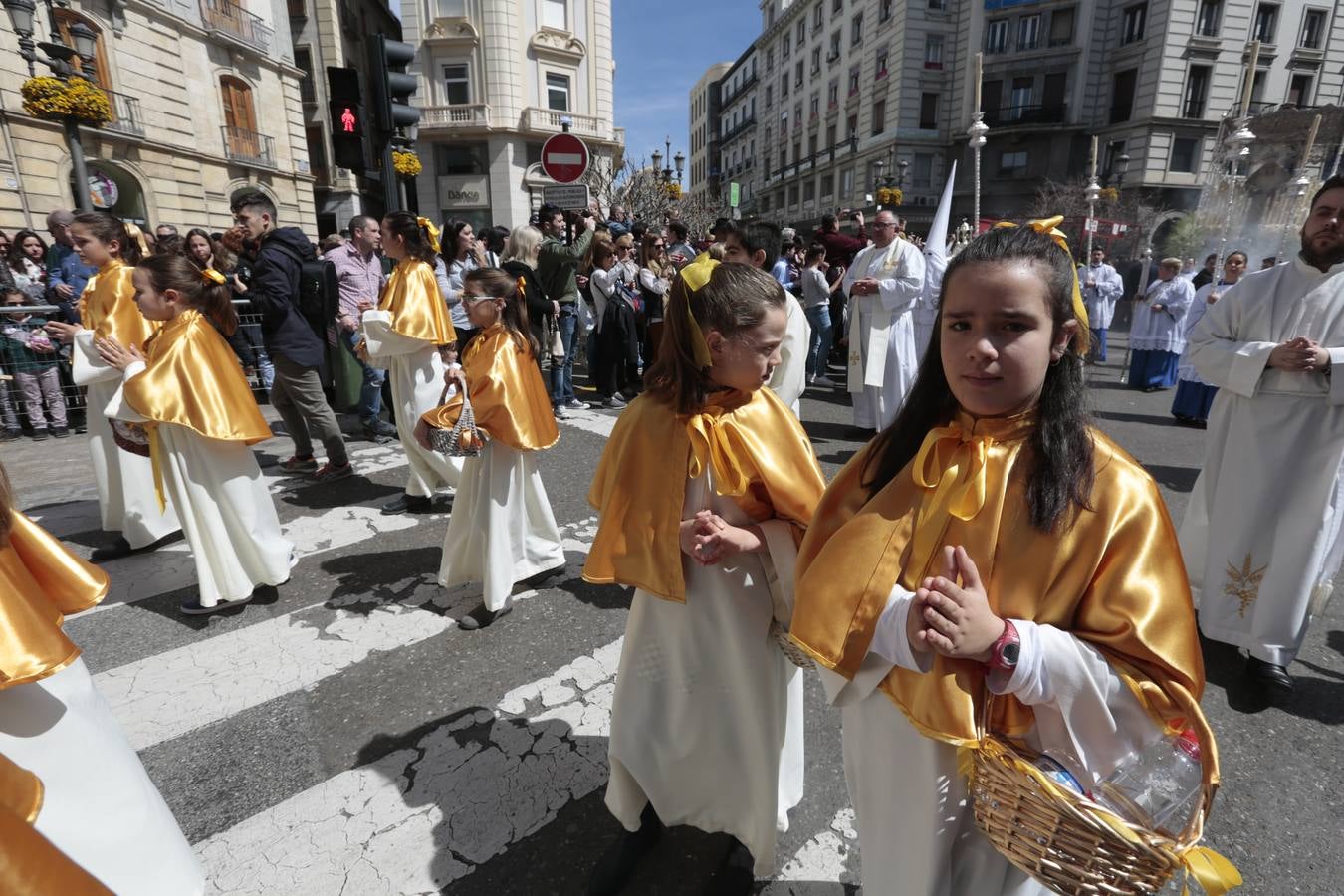 El paso de palio de Santa María del Triunfo es el último en recogerse, poniéndose con él fin a la Semana Santa de Granada cada año. Llama la atención, en el exorno floral del palio, la utilización que se hace no solo de flores, sino también de distintas frutas como manzanas, uvas, etc. Álvaro Abril es su creador.