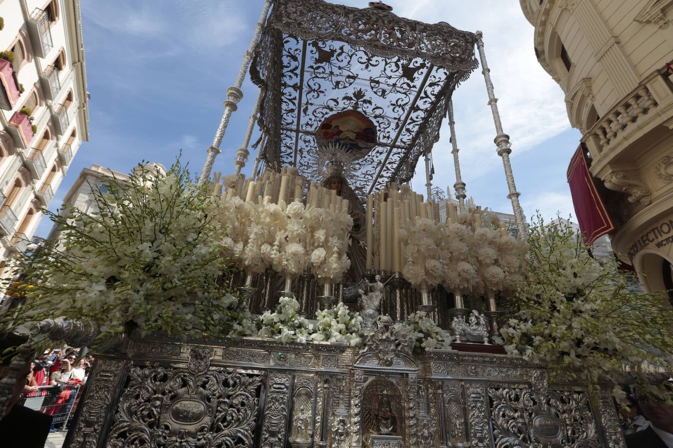 El paso de palio de Santa María del Triunfo es el último en recogerse, poniéndose con él fin a la Semana Santa de Granada cada año. Llama la atención, en el exorno floral del palio, la utilización que se hace no solo de flores, sino también de distintas frutas como manzanas, uvas, etc. Álvaro Abril es su creador.