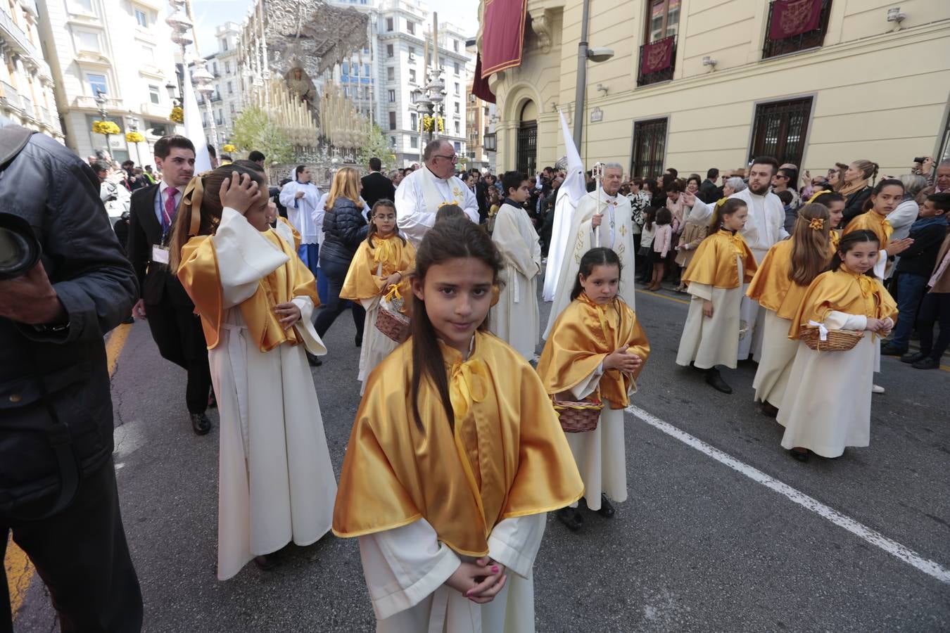 El paso de palio de Santa María del Triunfo es el último en recogerse, poniéndose con él fin a la Semana Santa de Granada cada año. Llama la atención, en el exorno floral del palio, la utilización que se hace no solo de flores, sino también de distintas frutas como manzanas, uvas, etc. Álvaro Abril es su creador.