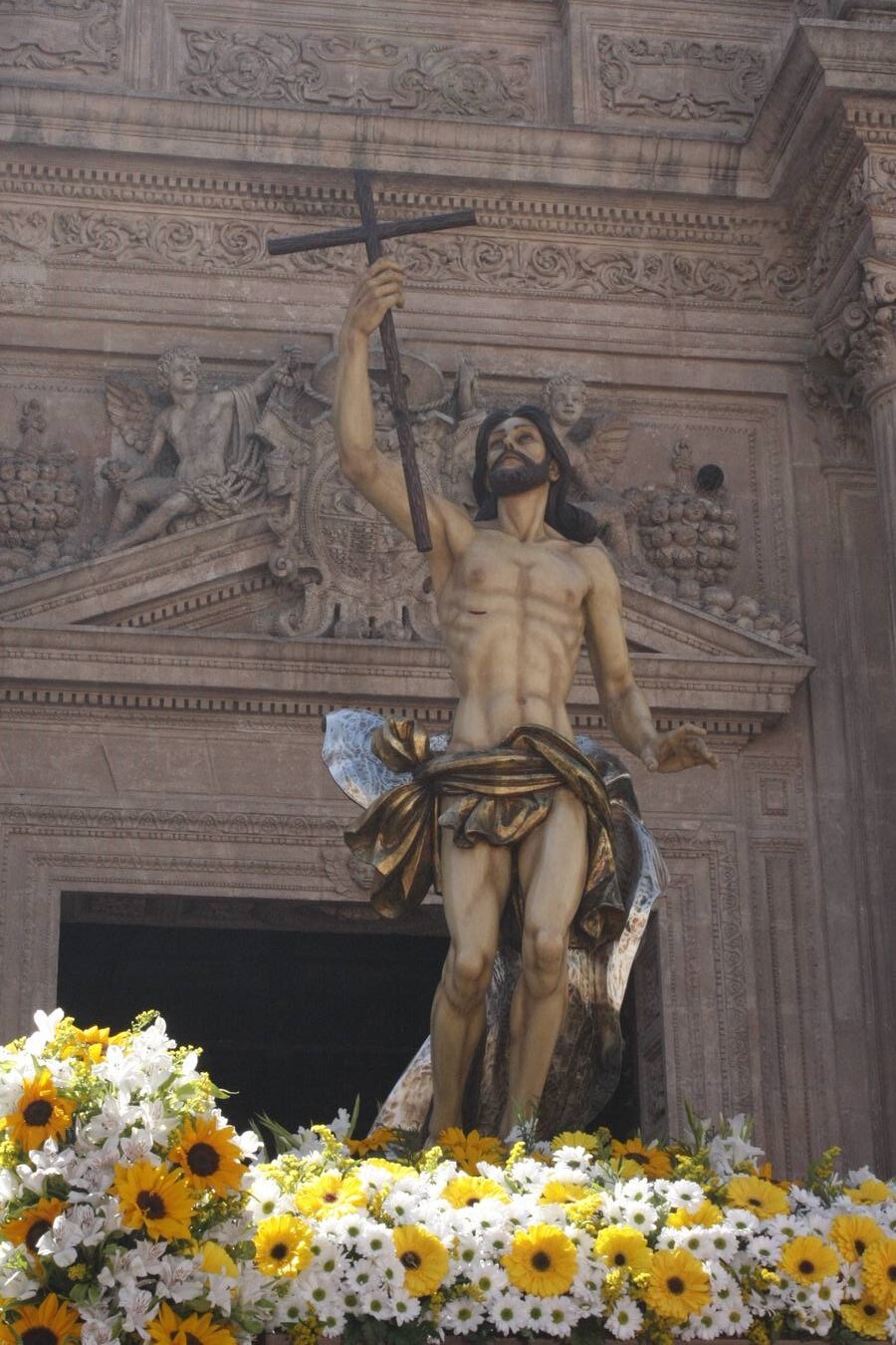 El Domingo de Resurrección en la capital se levantó apacible y soleado, un día totalmente primaveral para recibir a Cristo resucitado 