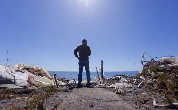 Costas quiere averiguar quén ha dejado los plásticos en la playa de Albuñol. 