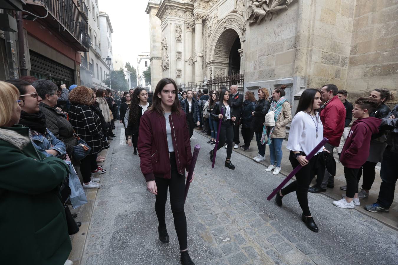 La cofradía llevaba desde el pasado Martes Santo en la Catedral tras tener problemas en la sujeción de la cruz al paso del Cristo