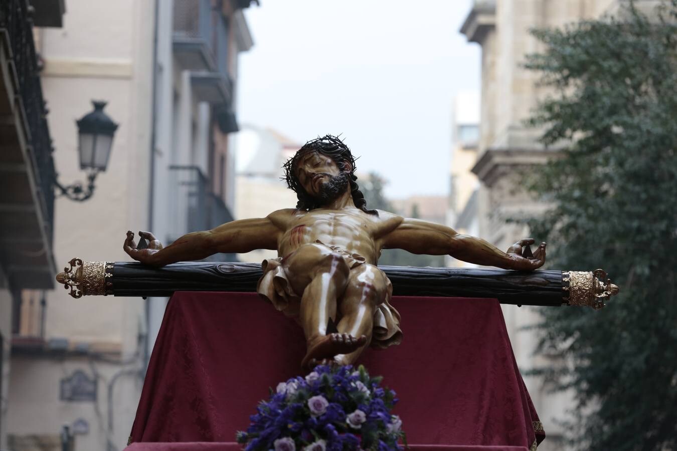 La cofradía llevaba desde el pasado Martes Santo en la Catedral tras tener problemas en la sujeción de la cruz al paso del Cristo