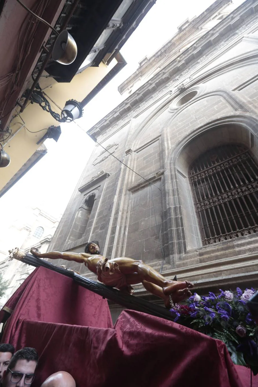 La cofradía llevaba desde el pasado Martes Santo en la Catedral tras tener problemas en la sujeción de la cruz al paso del Cristo