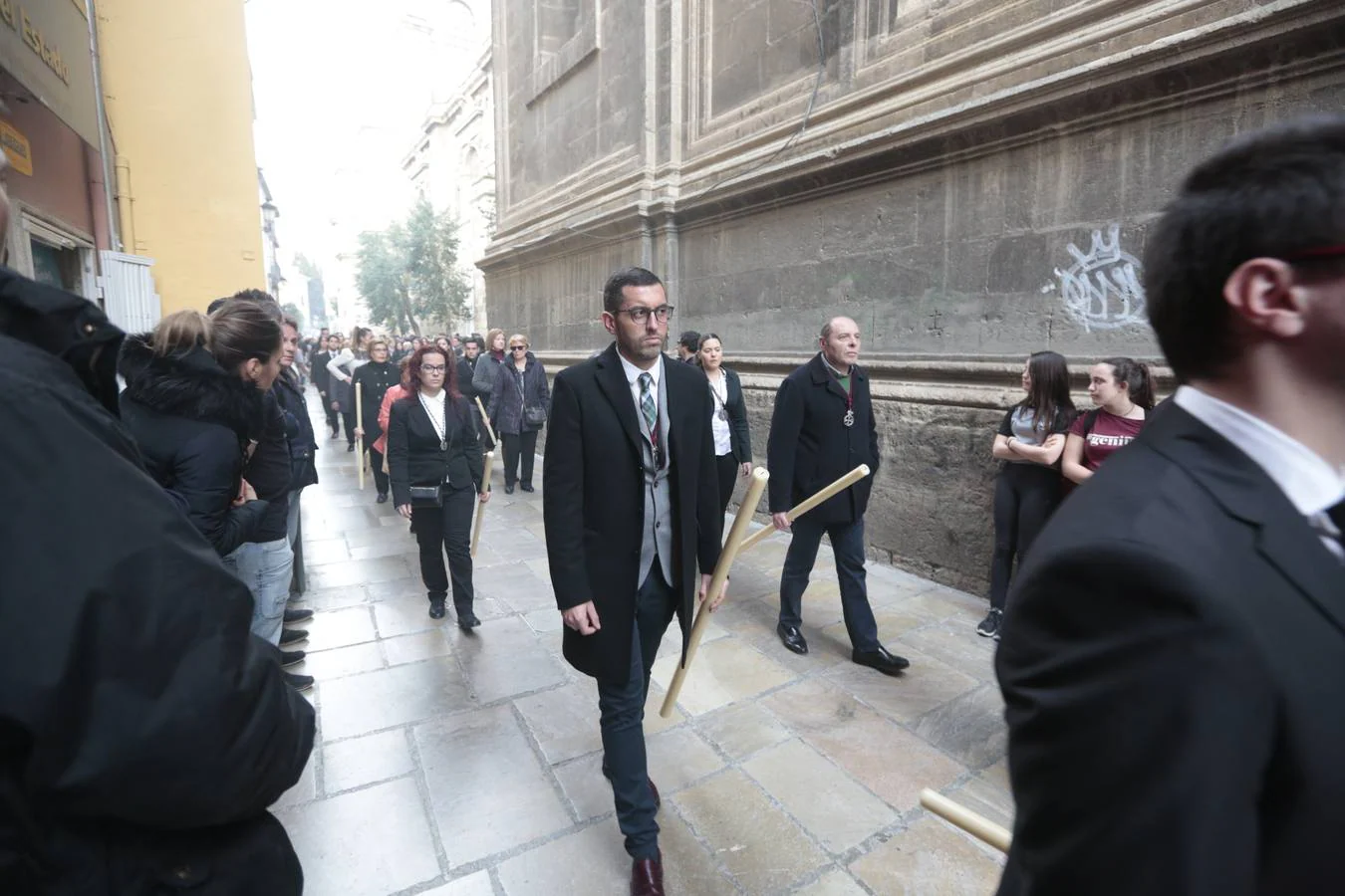 La cofradía llevaba desde el pasado Martes Santo en la Catedral tras tener problemas en la sujeción de la cruz al paso del Cristo