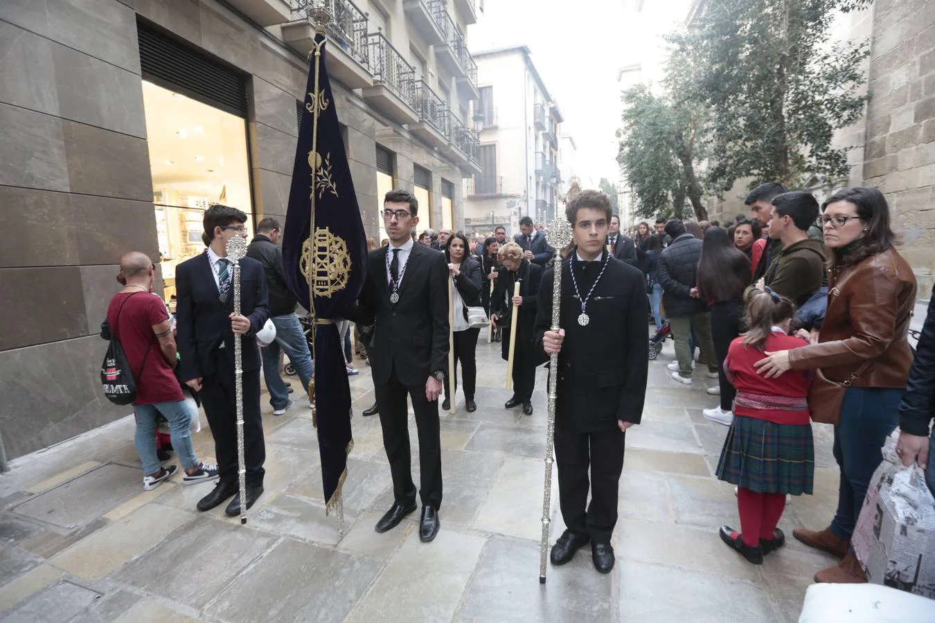 La cofradía llevaba desde el pasado Martes Santo en la Catedral tras tener problemas en la sujeción de la cruz al paso del Cristo