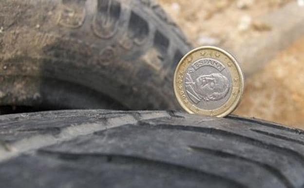 El truco infalible de la moneda para ver si tus ruedas están bien: pueden multarle con 800 euros