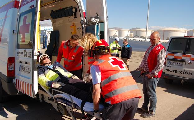 Un supuesto herido es trasladado en ambulancia. 