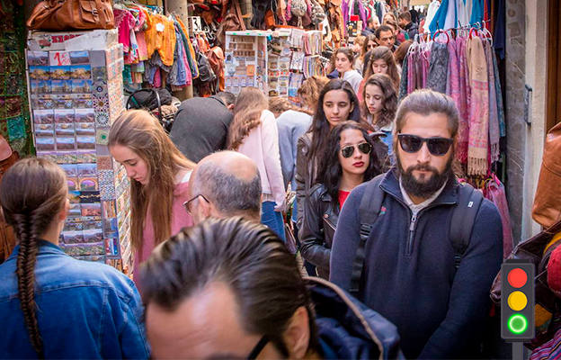 VERDE |Una gran afluencia frente al mal tiempo: La participación del público arropando a las cofradías ha sido sobresaliente. Este año se ha percibido, a pesar del mal tiempo y el frío de la noche, mayor afluencia de público, sobre todo en las salidas y regresos de las hermandades. Las calles cercanas a la Carrera Oficial y Plaza Nueva han vuelto a ser los puntos preferidos por granadinos y visitantes para ver el paso de las cofradías.