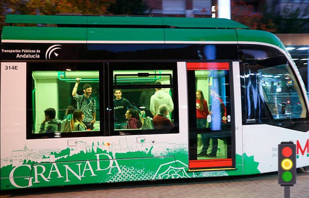 AMARILLO | Récord de usuarios frente a pocos horarios: El horario del Metro de Granada durante los primeros días se quedó un poco corto. A pesar de que el servicio se prolongó hasta la madrugada a partir del Miércoles Santo, muchas personas se quejaron de que los primeros días acababa muy pronto, a las once de la noche. Frente esas críticas, el metro alcanzó el miércoles su récord histórico de usuarios en un día con un total de 43.016 pasajeros transportados. 