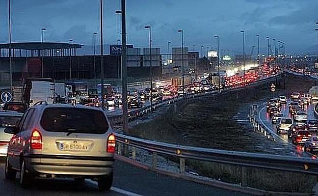 'Efecto cremallera' vs 'efecto mirón': cómo evitar un atasco huyendo de los coches