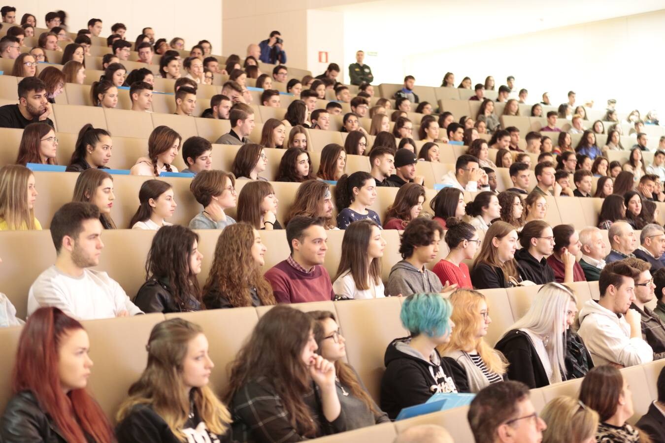 Unos siete mil alumnos de bachillerato y ciclos formativos conocen la oferta académica y de actividades de la UGR en el salón estudiantil