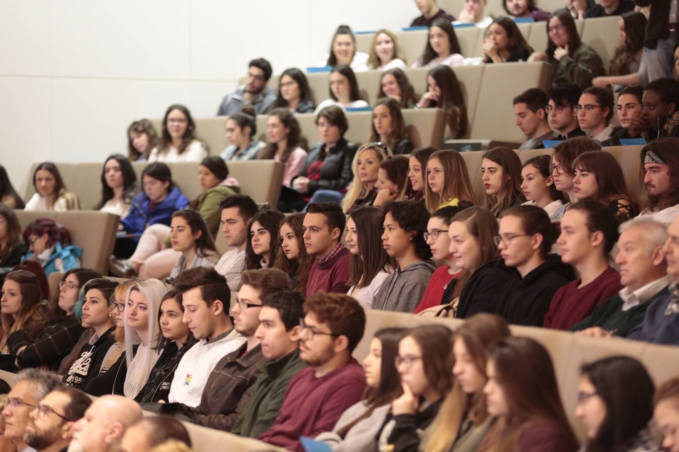 Unos siete mil alumnos de bachillerato y ciclos formativos conocen la oferta académica y de actividades de la UGR en el salón estudiantil