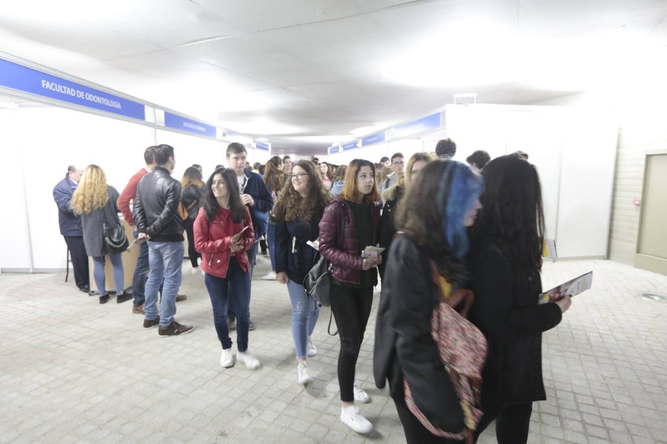 Unos siete mil alumnos de bachillerato y ciclos formativos conocen la oferta académica y de actividades de la UGR en el salón estudiantil