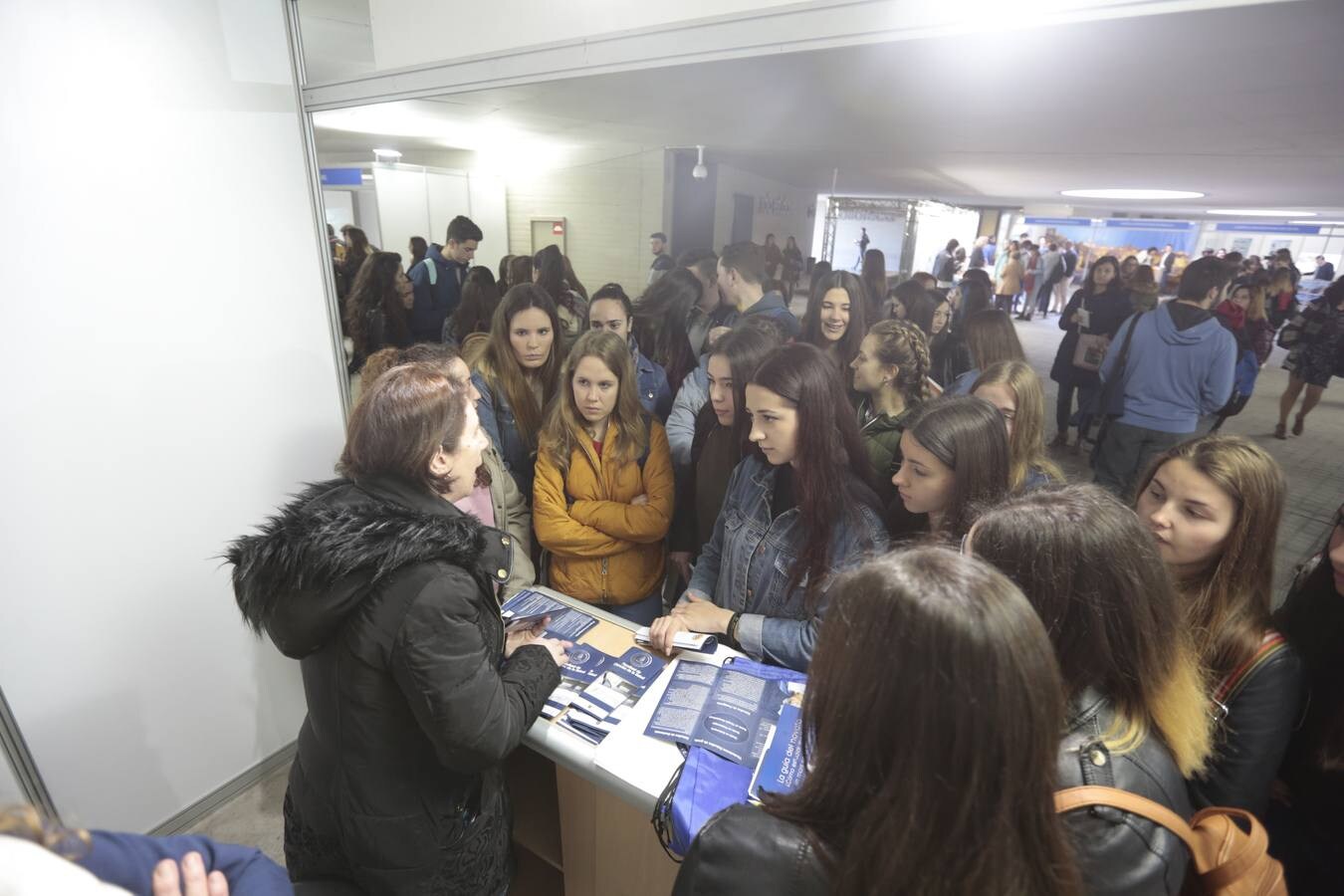 Unos siete mil alumnos de bachillerato y ciclos formativos conocen la oferta académica y de actividades de la UGR en el salón estudiantil