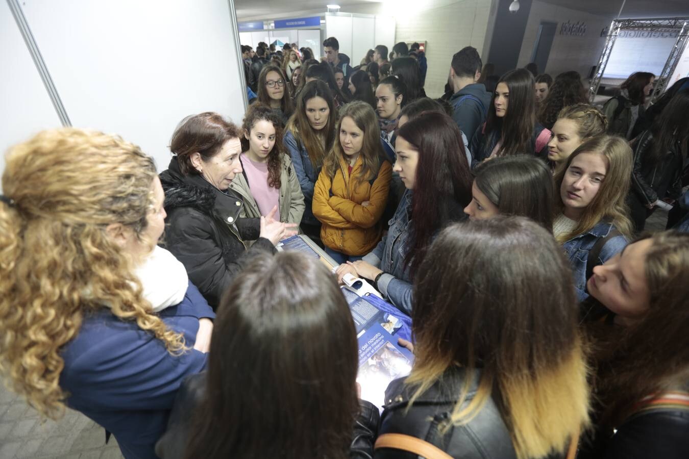 Unos siete mil alumnos de bachillerato y ciclos formativos conocen la oferta académica y de actividades de la UGR en el salón estudiantil