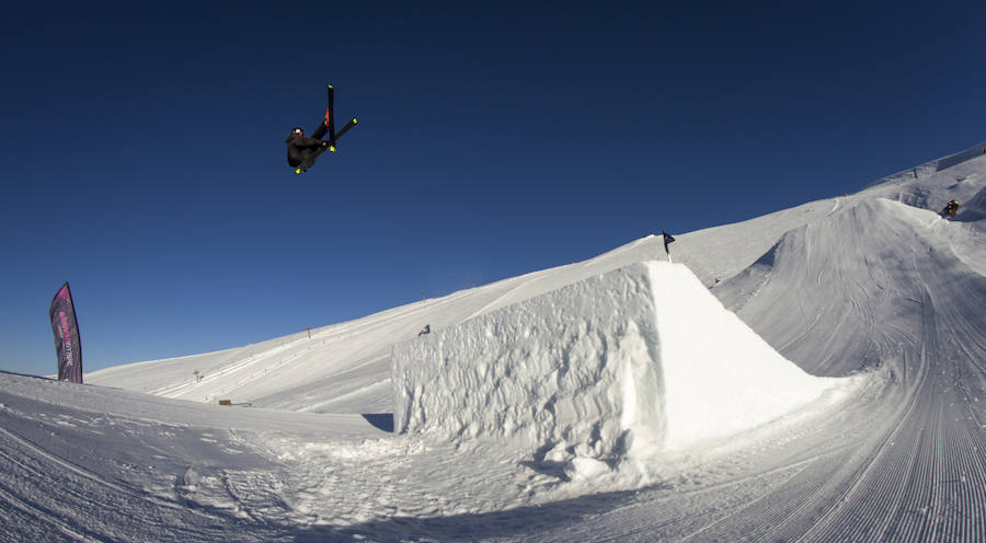 En la sesión vespertina de entrenamiento, varios esquiadores, algunos campeones de España, han dejado estas hermosas imágenes