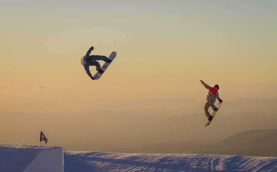 En la sesión vespertina de entrenamiento, varios esquiadores, algunos campeones de España, han dejado estas hermosas imágenes