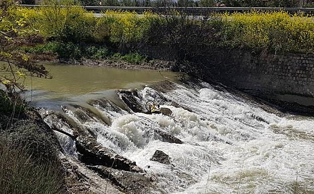 ¿Cómo ha llegado hasta ahí? El impactante vídeo del objeto que resiste al río desbocado en Granada