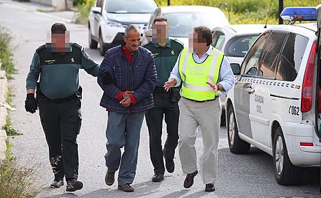 El abuelo de la víctima es conducido al registro de la vivienda en Talará