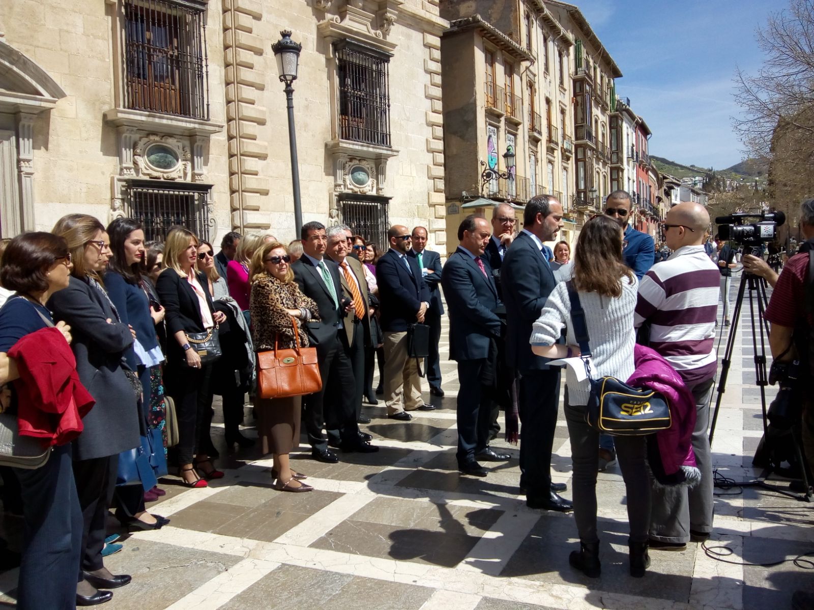 La concentración convocada a las puertas del TSJA es secundada por más de medio centenar profesionales