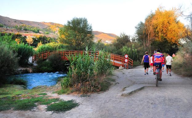 Recorrido junto al cauce del río Genil en el Camino de la Fuente de la Bicha, donde el Genil conserva sus riberas naturales