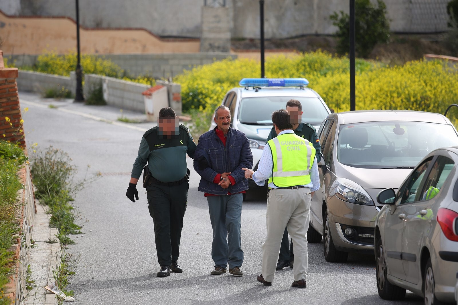 Los agentes acompañaron el jueves hasta el domicilió de Talará a la madre del bebé que apareció muerto en la planta de basuras de Alhendín y a su padre y abuelo de la criatura. Buscaban nuevas pruebas. 
