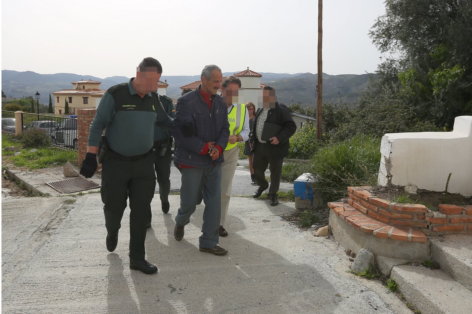 Los agentes acompañaron el jueves hasta el domicilió de Talará a la madre del bebé que apareció muerto en la planta de basuras de Alhendín y a su padre y abuelo de la criatura. Buscaban nuevas pruebas. 