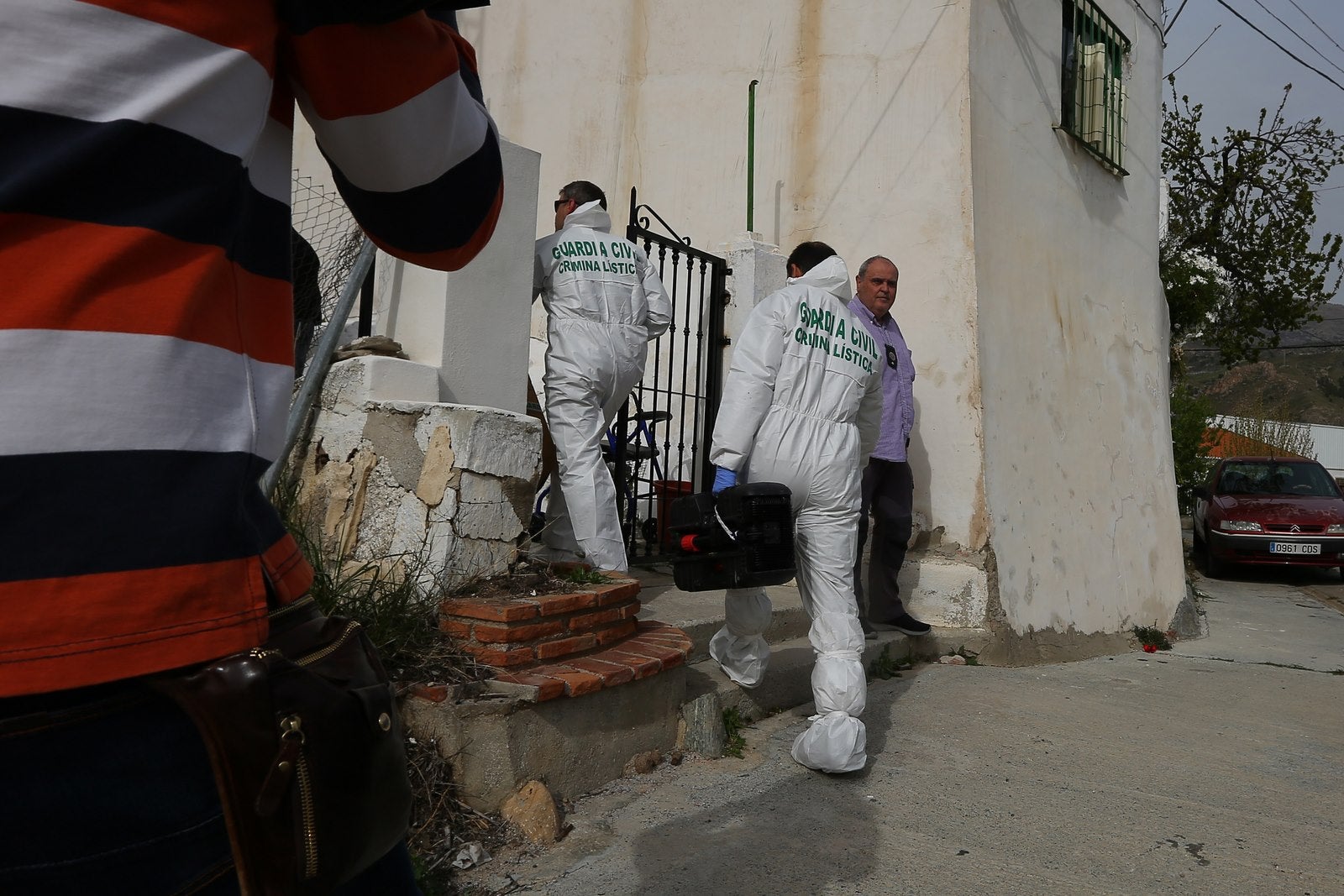Los agentes acompañaron el jueves hasta el domicilió de Talará a la madre del bebé que apareció muerto en la planta de basuras de Alhendín y a su padre y abuelo de la criatura. Buscaban nuevas pruebas. 