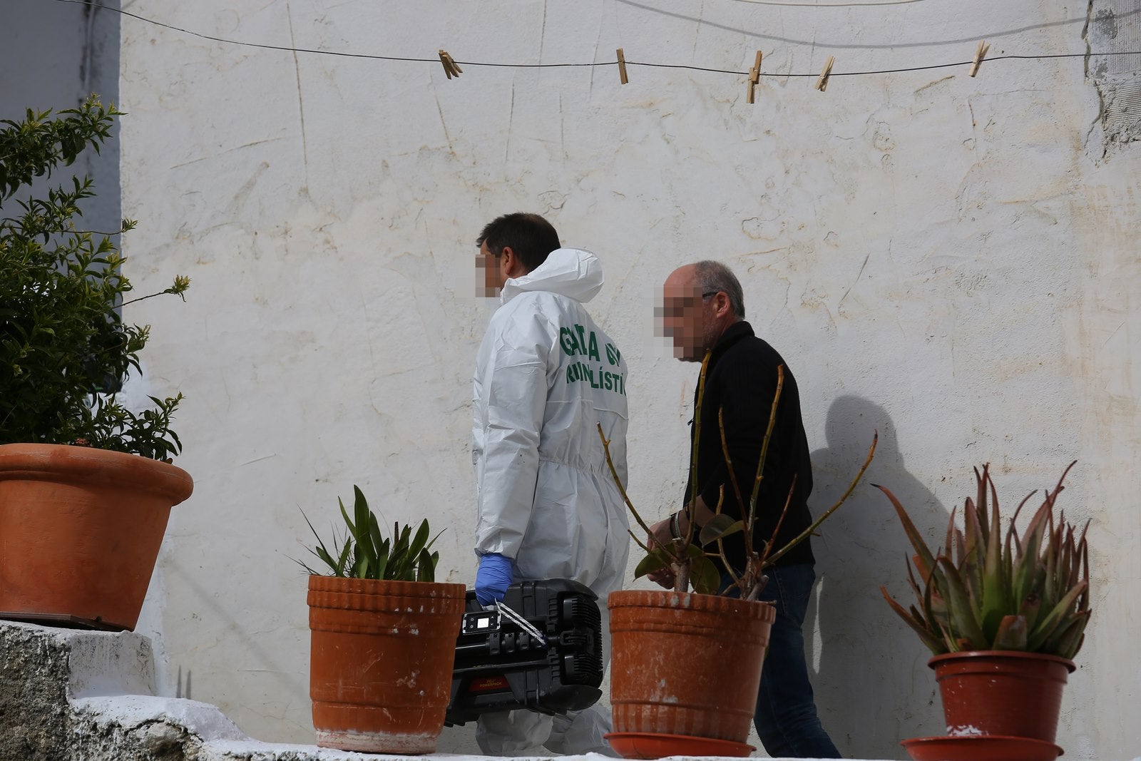 Los agentes acompañaron el jueves hasta el domicilió de Talará a la madre del bebé que apareció muerto en la planta de basuras de Alhendín y a su padre y abuelo de la criatura. Buscaban nuevas pruebas. 