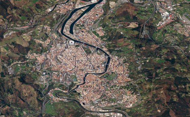 Bilbao. La metrópoli vasca, custodiada por las montañas y dividida por la ría del Nervión. 