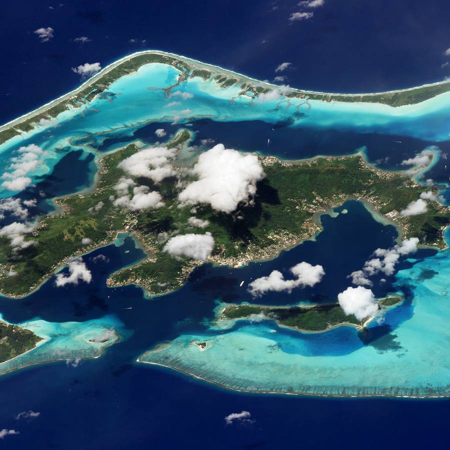 Bora Bora. Isla volcánica, rodeada de arrecifes, que asoma en mitad del Pacífico como un lugar paradisiaco.