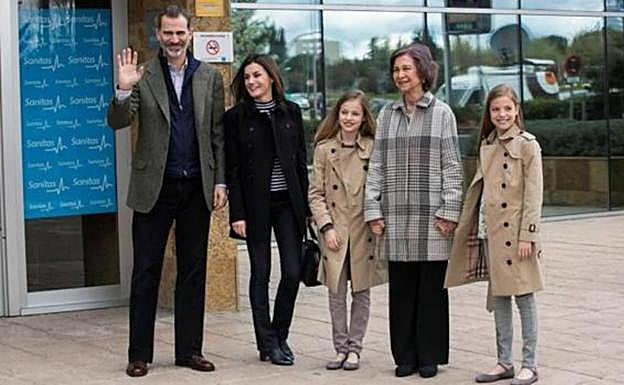 Ya es real la foto 'imposible' de doña Sofía y sus nietas: las tres cariñosas y sonrientes
