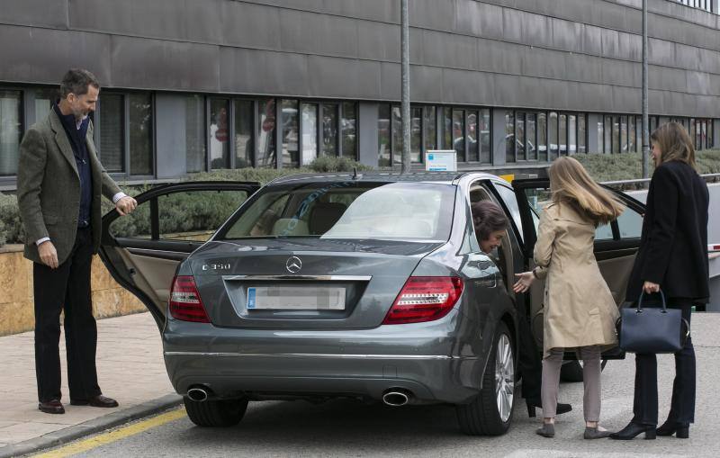 La Reina Doña Letizia se bajó del coche y abrió la puerta trasera para que saliera Leonor, que tuvo un gesto cariñoso con su abuela