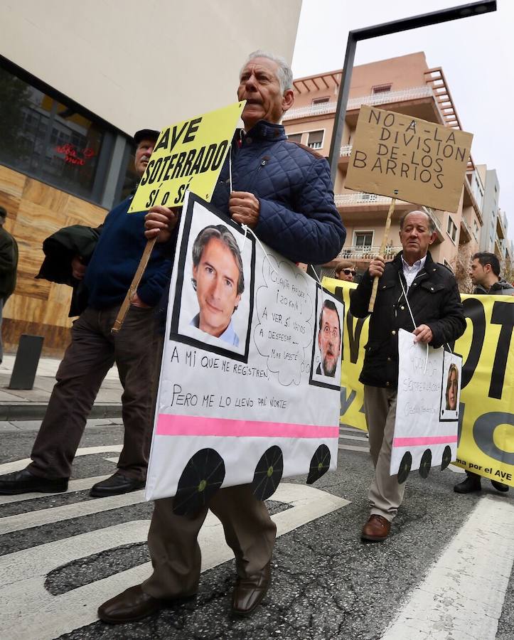 Entre 4.500 y 5.000 personas, según cálculos de la Policía, han salido a mediodía de este domingo a protestar por el corte de la conexión