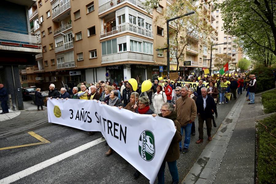 Entre 4.500 y 5.000 personas, según cálculos de la Policía, han salido a mediodía de este domingo a protestar por el corte de la conexión