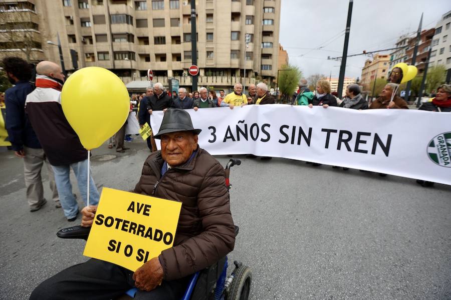 Entre 4.500 y 5.000 personas, según cálculos de la Policía, han salido a mediodía de este domingo a protestar por el corte de la conexión