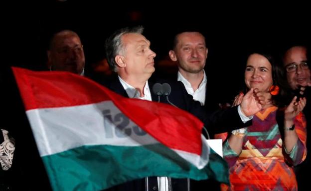 Viktor Orban celebra la victoria. 