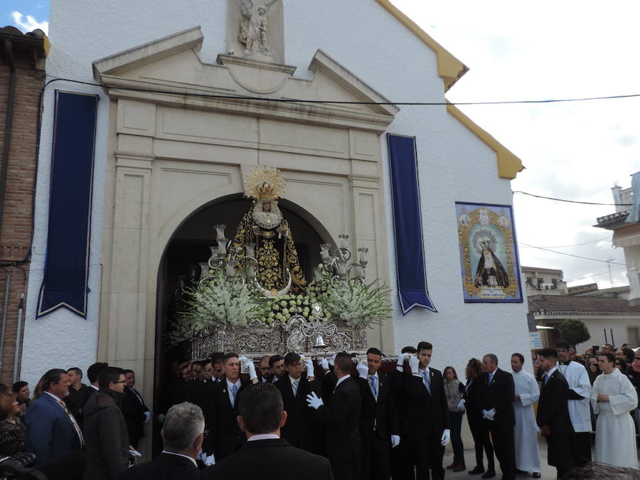 Ya con la Virgen en la calle se procedía a la bendición de un retablo cerámico dedicado a la Virgen del Espino, también conocida como Virgen del Pincho