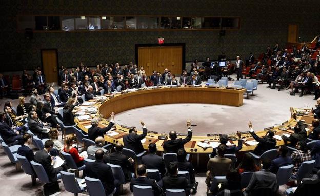 Diplomáticos se reúnen para votar los proyectos de resolución del Consejo de Seguridad de las Naciones Unidas. 